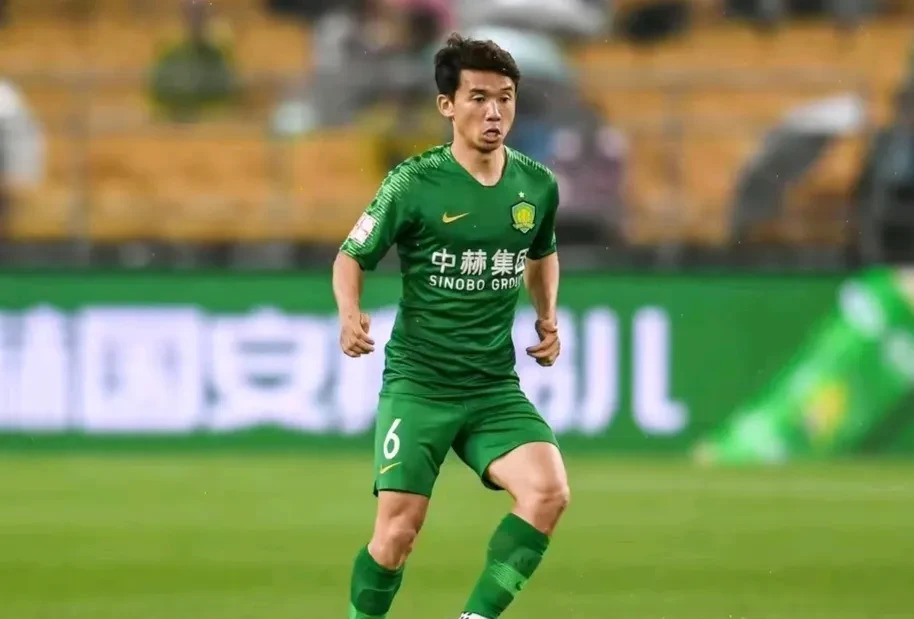 北京中赫国安队球员教练共同研究对手战术的简单介绍